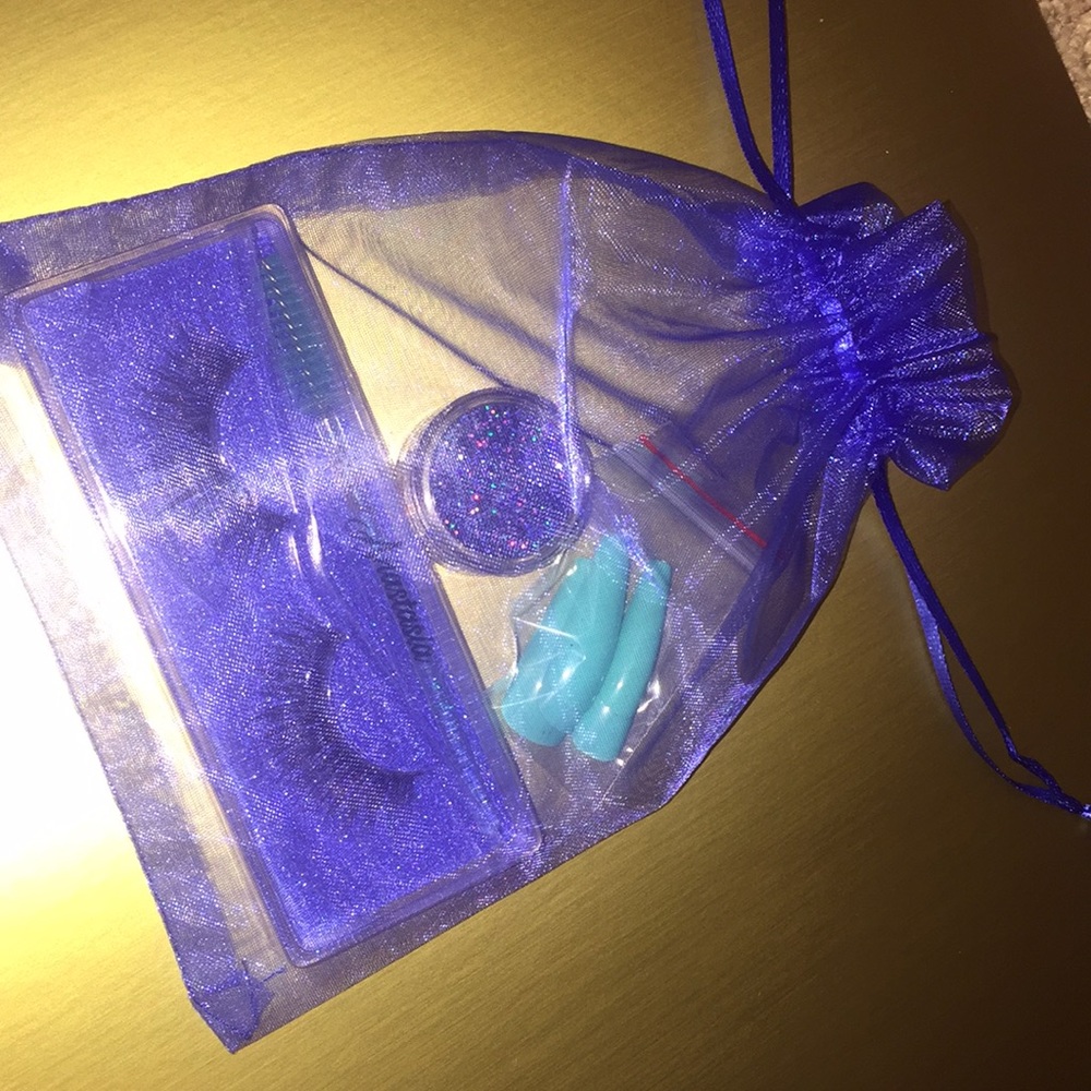 I’m selling lashes with nails ,matched nails dips